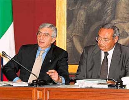 El jefe de la policía italiana, Gianni de Gennaro (a la izquierda), junto al senador Andrea Pastore.