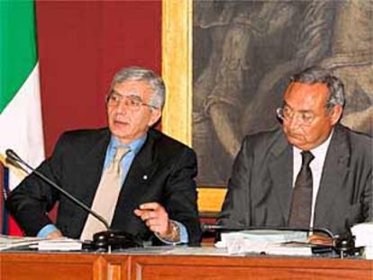 El jefe de la policía italiana, Gianni de Gennaro (a la izquierda), junto al senador Andrea Pastore.