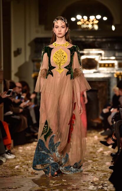 Valentino  : Runway &#8211; Paris Fashion Week &#8211; Haute Couture Spring Summer 2016