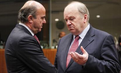 El ministro de Econom&iacute;a espa&ntilde;ol, Luis de Guindos, y el ministro de Finanzas irland&eacute;s, Michael Noonam, charla durante la reuni&oacute;n del Ecofin.