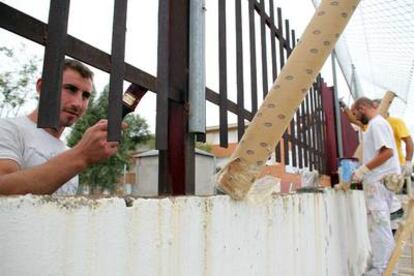 Una cuadrilla de pintores desembarca en el instituto Juan Gris para pintar la valla y varias salas del centro. "Es para la visita de la presidenta", comenta uno.