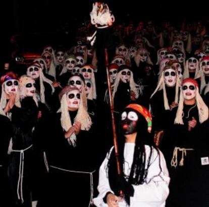 Un grupo de 'lamiak' marchando durante el carvanal de Mundaka (Bizkaia).