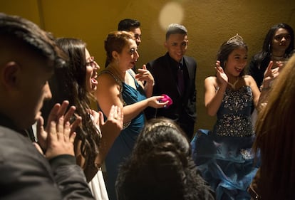 La madre de la quinceañera aun recuerda su fiesta de quince años en Pereira (Colombia). "Entonces todo era más sencillo, más normalito", dice. Ha estado preparando la fiesta de la niña un par de meses. Pero, a tenor de la sonrisa de Aleja, mereció la pena el esfuerzo.