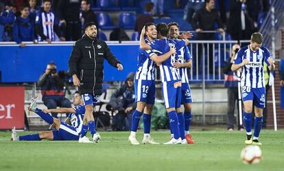 Los jugadores del Alavés celebran la victoria ante el Madrid.