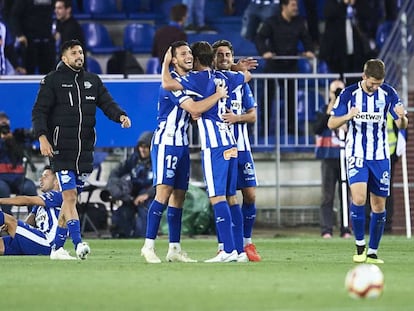 Los jugadores del Alavés celebran la victoria ante el Madrid.