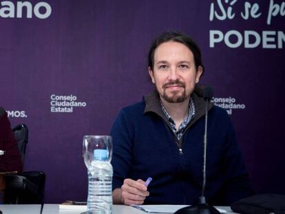 El secretario general de Podemos, Pablo Iglesias (a la derecha), junto al secretario de Organización, Pablo Echenique, durante la reunión de urgencia del Consejo Ciudadano Estatal del partido.