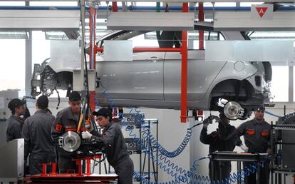 Un grupo de trabajadores ensamblando un coche de la empresa Great Wall Motor.