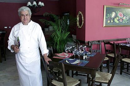 Felipe Gómez, en el comedor del asador El Fogón de Felipe, en San Pedro de Alcántara (Málaga).