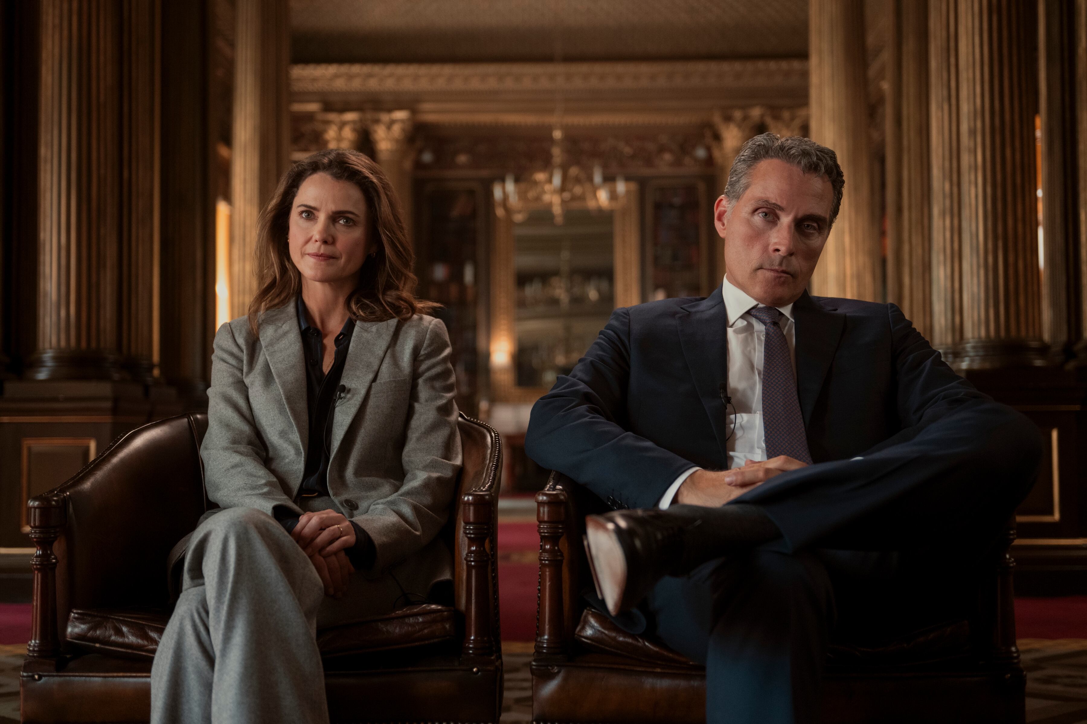 Keri Russell y Rufus Sewell, en la tercera temporada de 'La diplomática'.