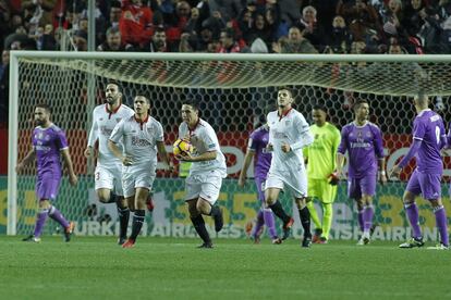 Los jugadores del Sevilla FC, celebran el primer gol ante el Real Madrid.