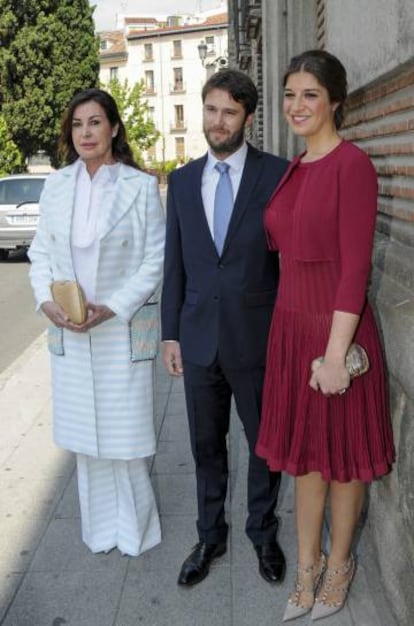 Carmen Martínez-Bordiú con su hija Cynthia y su marido, en 2016.