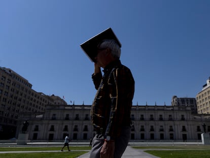 Un hombre se protege del sol con una carpeta, frente al Palacio de la Moneda, en Santiago (Chile), el pasado 1 de febrero.