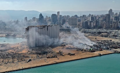 Vista aérea del daño causado por la detonación en los silos de granos del puerto de Beirut, este miércoles.