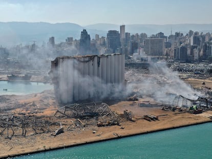 Vista aérea del daño causado por la detonación en los silos de granos del puerto de Beirut, este miércoles.