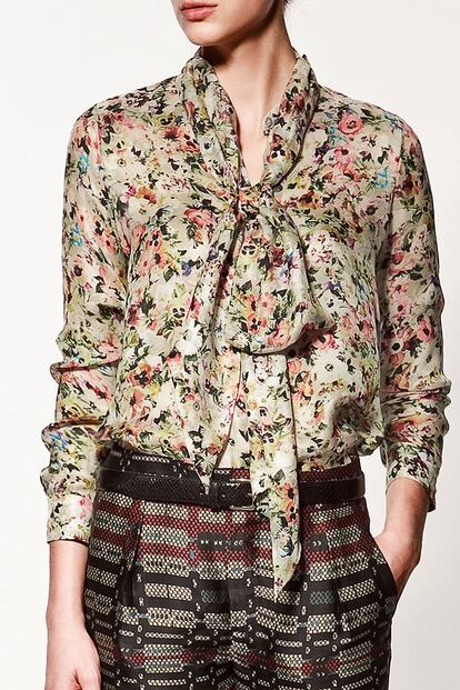 Adems de las camisas lisas a Thatcher le gustan las estampadas de flores. Blusa con lazo, de Zara. Precio: 39,95 euros