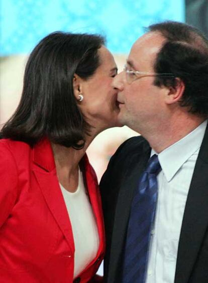 François Hollande besa a Ségolène Royal.