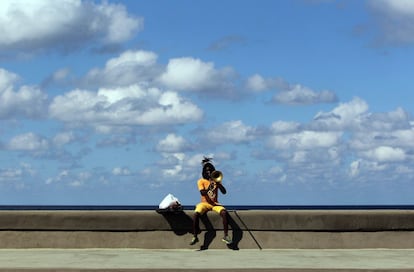 HAB100. LA HABANA (CUBA), 17/12/2014.- Un músico ensaya en el malecón hoy, miércoles 17 de diciembre de 2014, en La Habana (Cuba). El presidente de Cuba, Raúl Castro anunció hoy que Cuba y Estados Unidos han acordado el "restablecimiento de las relaciones diplomáticas" y "adoptar medidas mutuas para mejorar el clima bilateral". EFE/Alejandro Ernesto