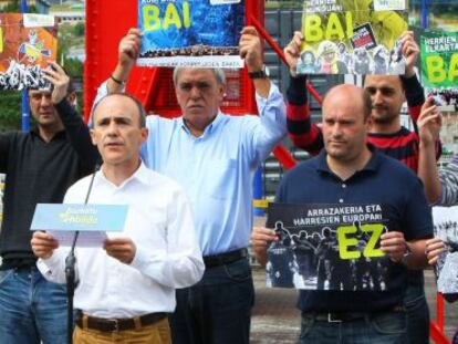 El candidato de EH Bildu. Josu Juaristi, en el centro, este viernes en un acto electoral en Bilbao.