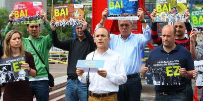 El candidato de EH Bildu. Josu Juaristi, en el centro, este viernes en un acto electoral en Bilbao.