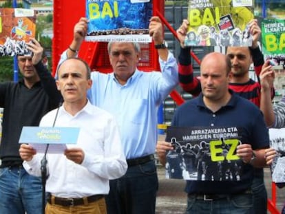 El candidato de EH Bildu. Josu Juaristi, en el centro, este viernes en un acto electoral en Bilbao.
