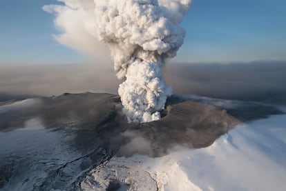 Vista aérea de la nube de ceniza que emergía del cráter del volcán islandés Eyjafjalla el pasado abril.