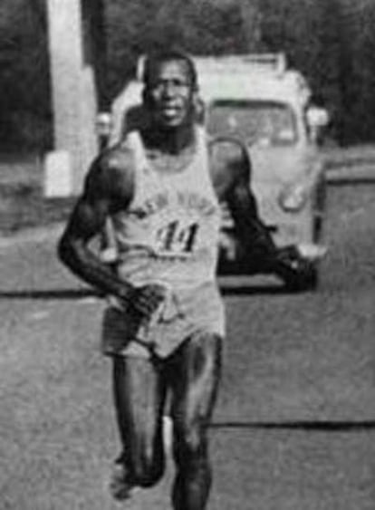 Ted Corbitt durante una carrera.