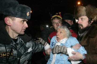 Un policía detiene a la activista Ludmila Alexéyeva, presidenta del grupo Helsinki de Moscú.