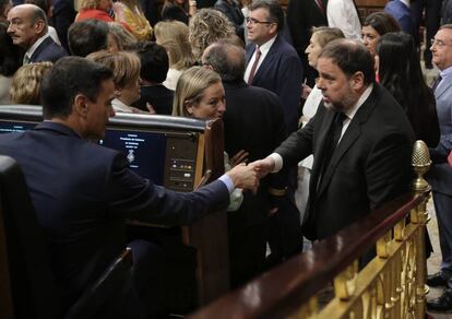 Pedro Sánchez y Oriol Junqueras se saludan en el Congreso.