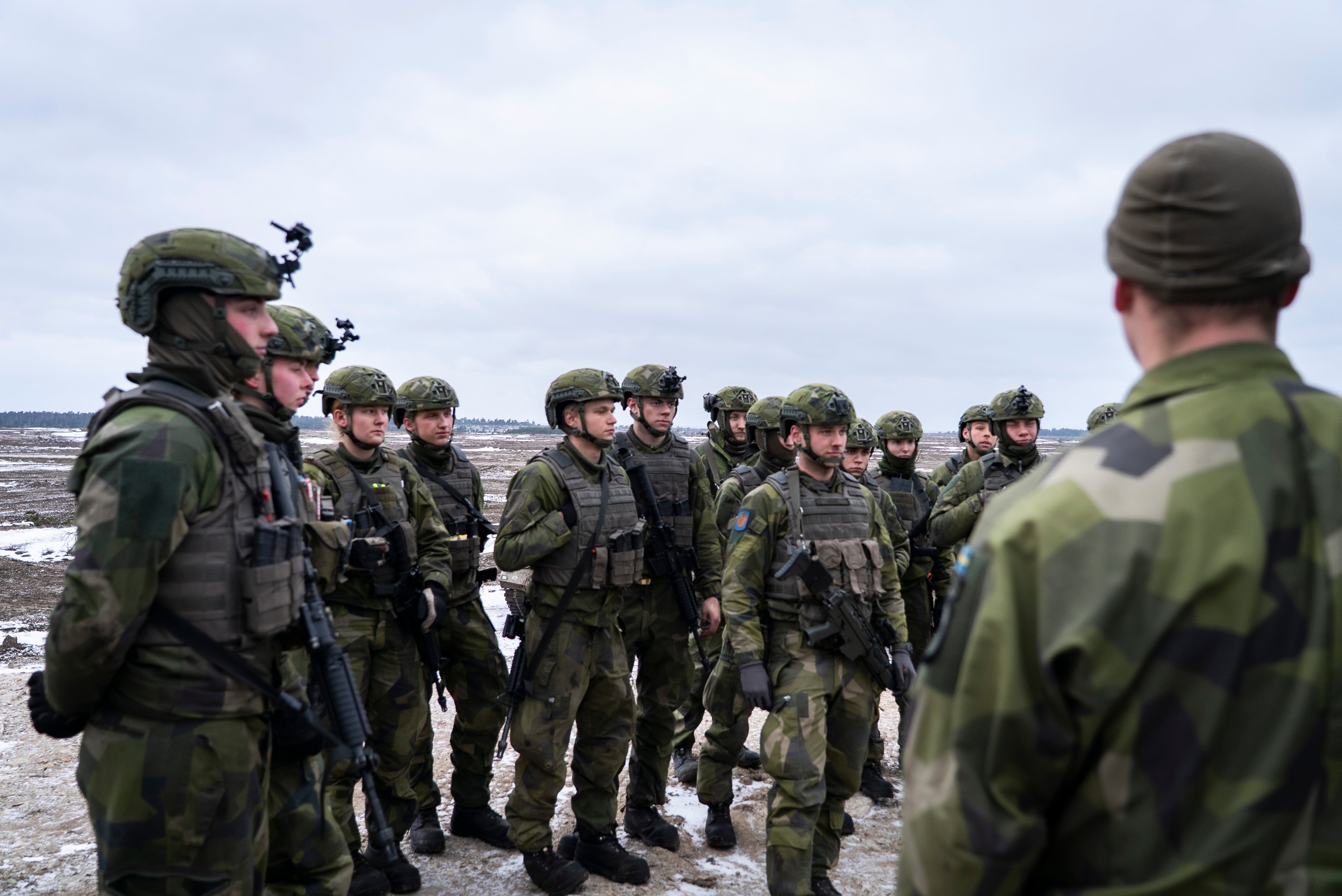 Soldados del regimiento sueco P18, tras unas maniobras militares en la isla de Gotland, el pasado lunes.