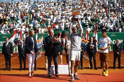 En la final le tocó turno a Nishikori, siempre correoso e incómodo, pero al que le falta un punto de malicia y más sangre para aspirar a cotas más elevadas. En la imagen, Nadal celebra su victoria junto con Kei Nishikori.