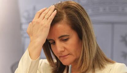 La ministra de Empleo y Seguridad Social, Fátima Báñez, tras un Consejo de Ministros.