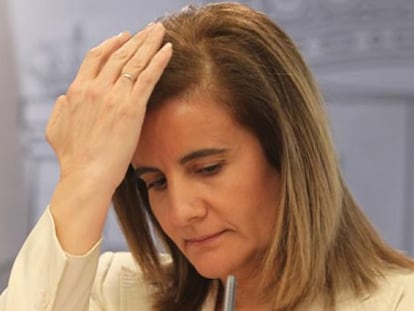 La ministra de Empleo y Seguridad Social, Fátima Báñez, tras un Consejo de Ministros.