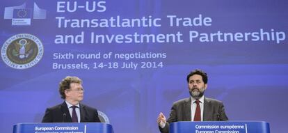 El jefe del equipo negociador europeo, Ignacio García Bercero (d), junto a su homólogo estadounidense, Dan Mullaney (i), en las negociaciones para alcanzar un Tratado Transatlántico de Comercio e Inversiones (TTIP) entre EE.UU. y la Unión Europea. EFE/Archivo