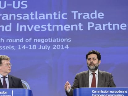 El jefe del equipo negociador europeo, Ignacio Garc&iacute;a Bercero (d), junto a su hom&oacute;logo estadounidense, Dan Mullaney (i), en las negociaciones para alcanzar un Tratado Transatl&aacute;ntico de Comercio e Inversiones (TTIP) entre EE.UU. y la Uni&oacute;n Europea. EFE/Archivo