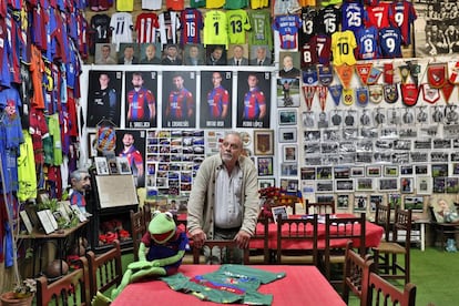 Raimon Ferrer, jefe de mantenimiento del césped del estadio del Levante UD, posa en el centro de El Raconet.