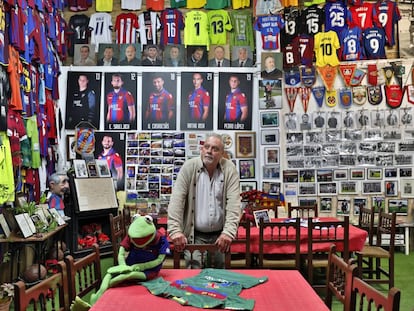 Raimon Ferrer, jefe de mantenimiento del césped del estadio del Levante UD, posa en el centro de El Raconet.