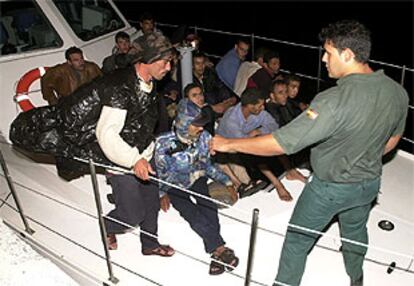 Inmigrantes detenidos anteanoche a 1,2 millas del faro de la Entellada, en el municipio de Tuineje (Fuerteventura).