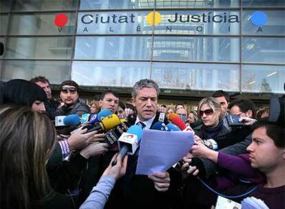 El juez decano de Valencia, Pedro Viguer, leyó un comunicado al término de la concentración ante la Ciudad de la Justicia.