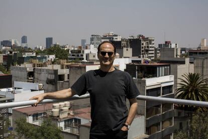 El director de Arquine y fundador de Mextrópoli, Miquel Adriá, en las oficinas de su revista