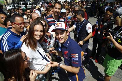 Márquez atiende a los aficionados en el centro de Jerez.