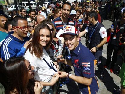 Márquez atiende a los aficionados en el centro de Jerez.
