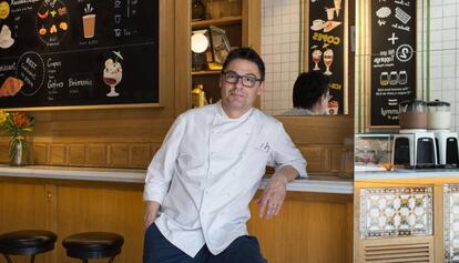 Oriol Balaguer en La Xocolatería, su local de El Born de Barcelona.