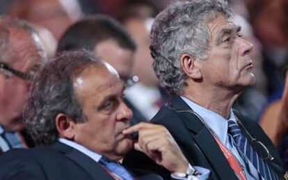 Platini, a la izquierda, y Villar, en San Petersburgo durante el sorteo del Mundial 18, en julio pasado.