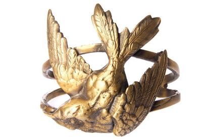 Romántico brazalete en forma de colibrí, de Alkemie (156 euros).