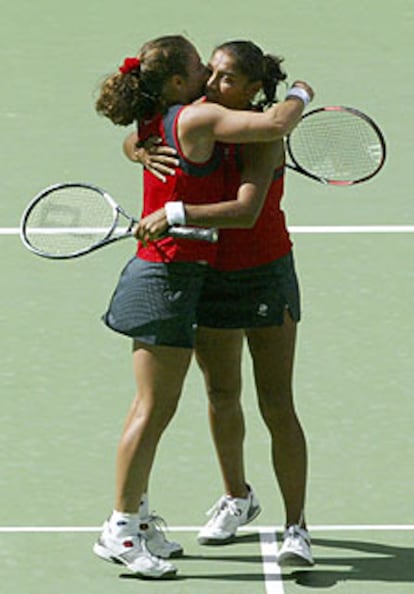 Virginia Ruano (izquierda) y Paola Suárez se abrazan tras su triunfo.