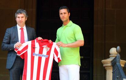 Urrutia, a la izquierda, comparte con Sola la camiseta del nuevo jugador del Athletic.