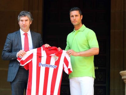 Urrutia, a la izquierda, comparte con Sola la camiseta del nuevo jugador del Athletic.