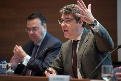 El ministro de Energía, Álvaro Nadal, junto al presidente de Enagás, Antonio Llardén