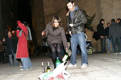 Jóvenes hacen un <i>botellón </i>en una plaza de Granada junto a la Catedral.