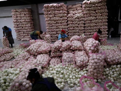 Trabajadores de la central de abastos de Ciudad de México laboran ordenando la cebolla proveniente del norte del país.